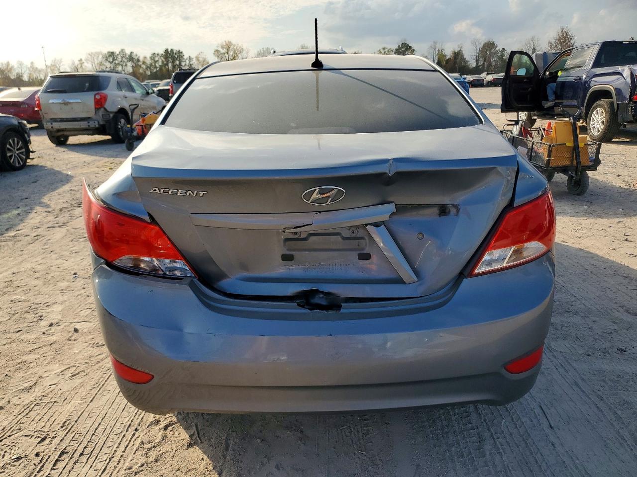 2017 HYUNDAI ACCENT SE photo 6