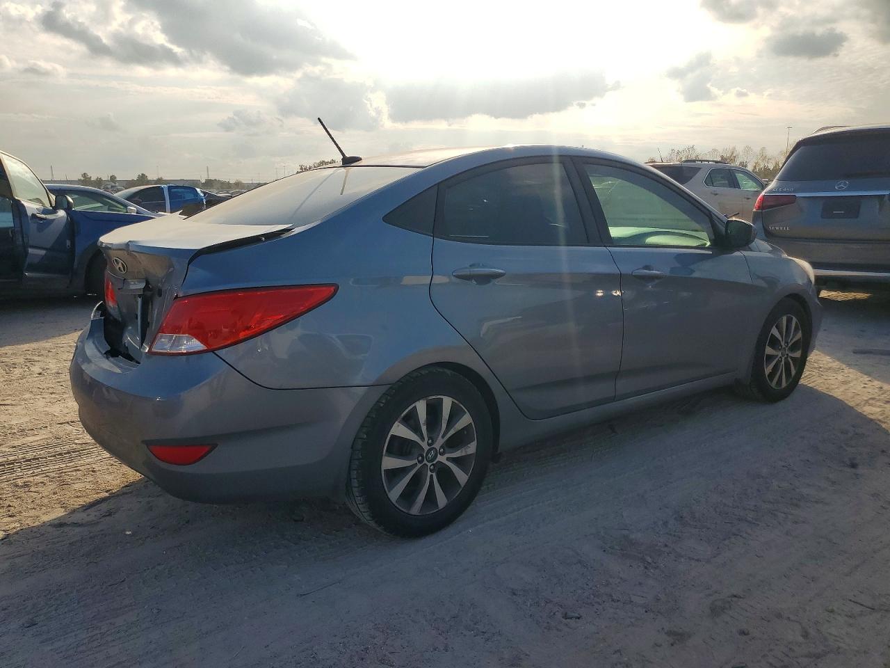 2017 HYUNDAI ACCENT SE photo 3