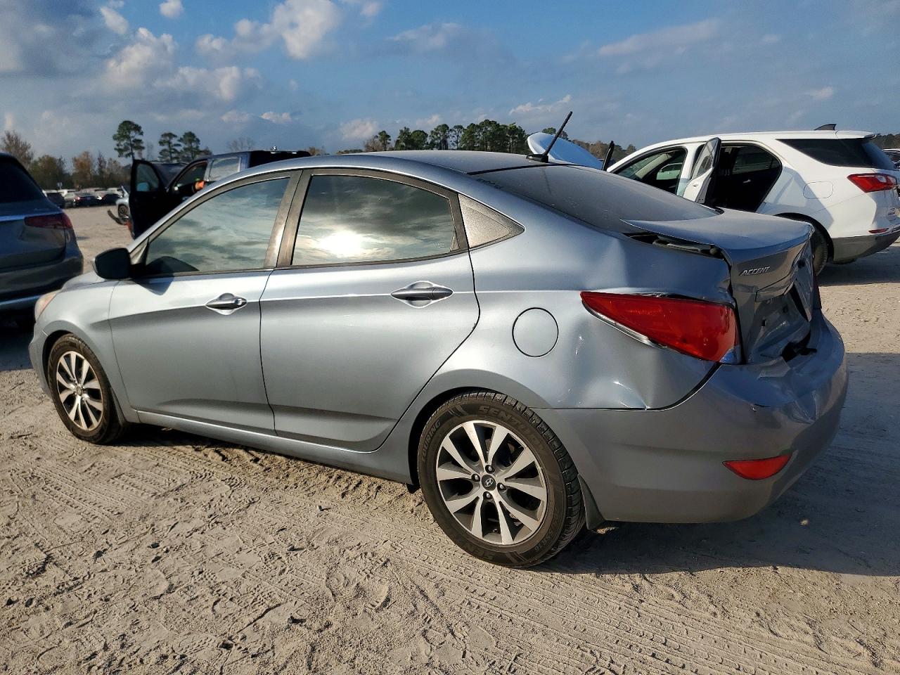 2017 HYUNDAI ACCENT SE photo 2