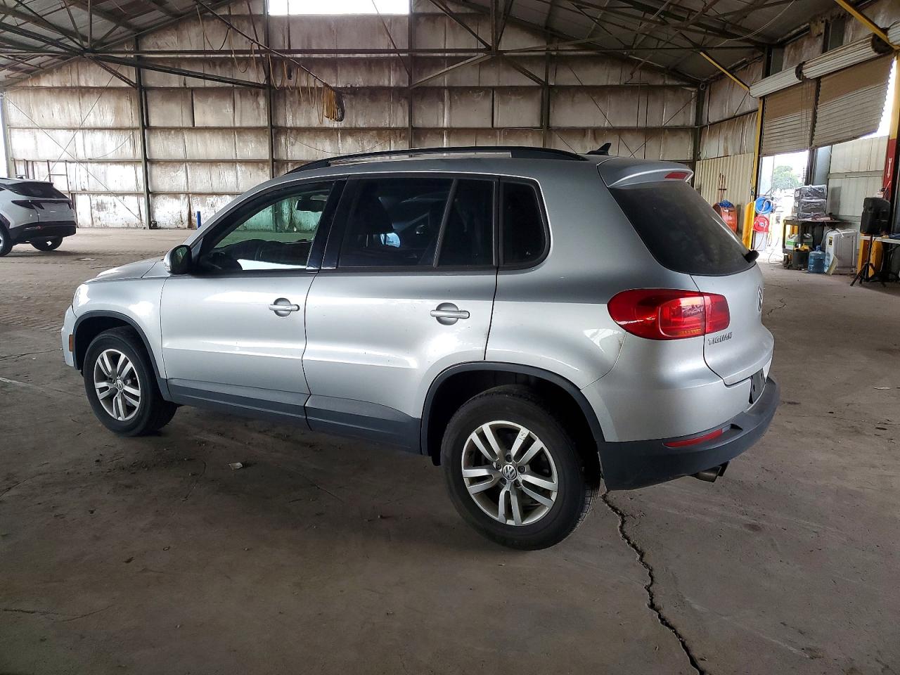 2017 VOLKSWAGEN TIGUAN S photo 2