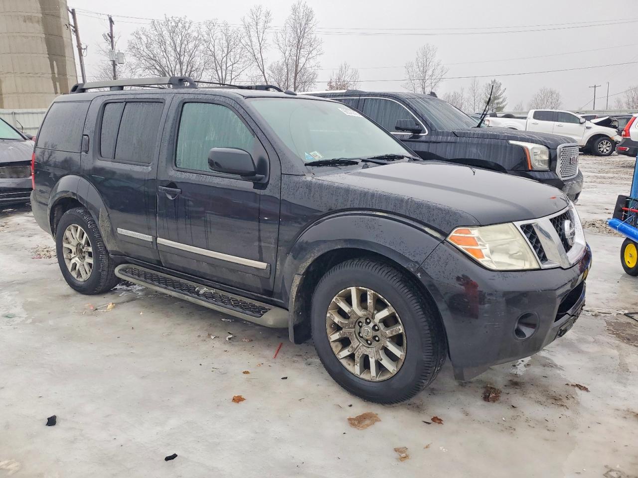 2011 NISSAN PATHFINDER S photo 4