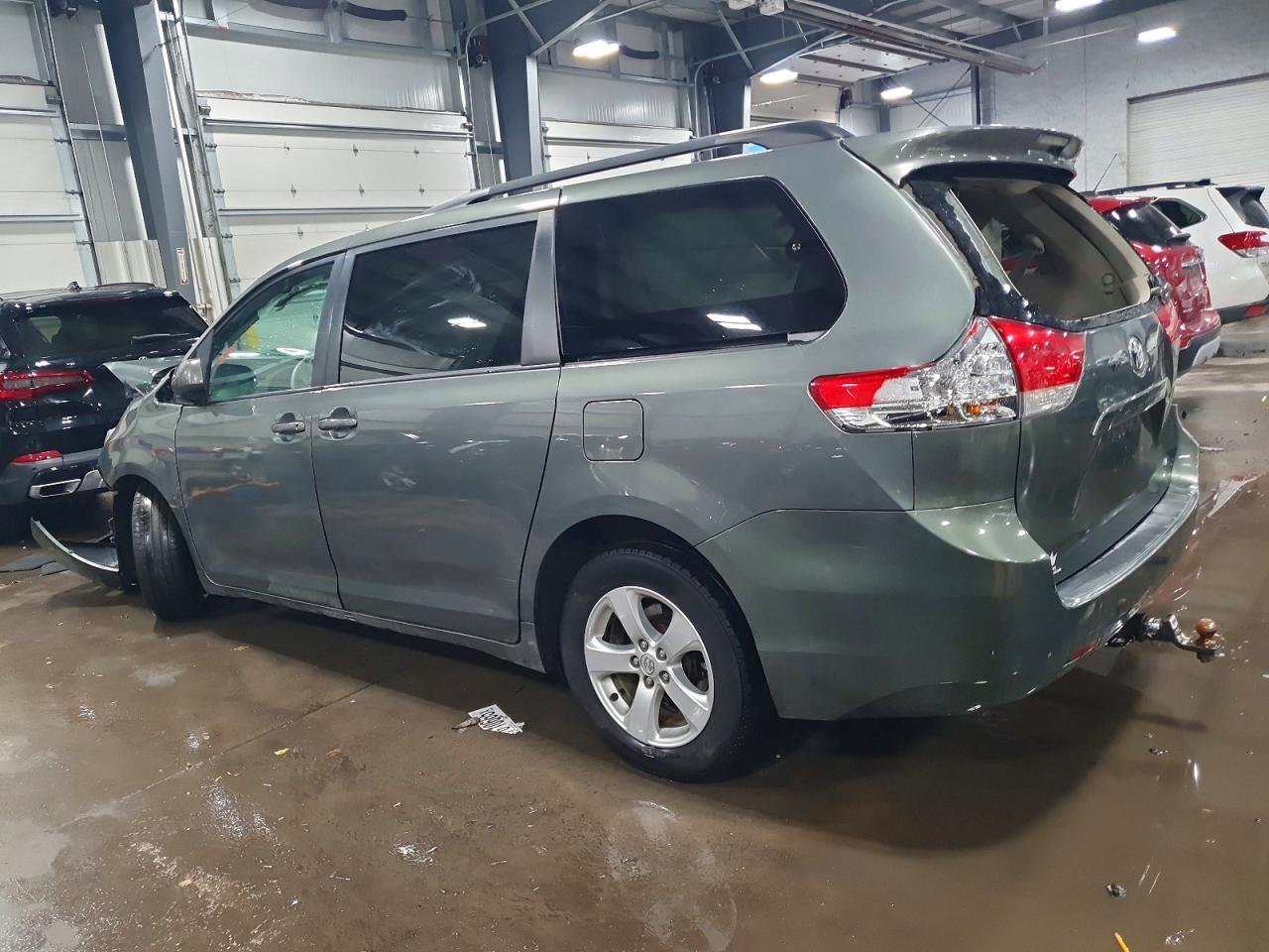 2014 TOYOTA SIENNA LE photo 2