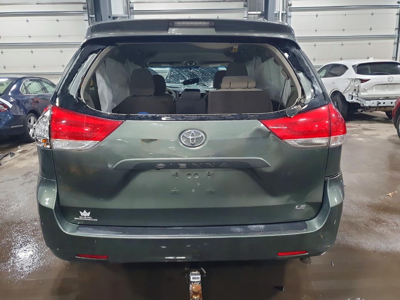 2014 TOYOTA SIENNA LE photo 6
