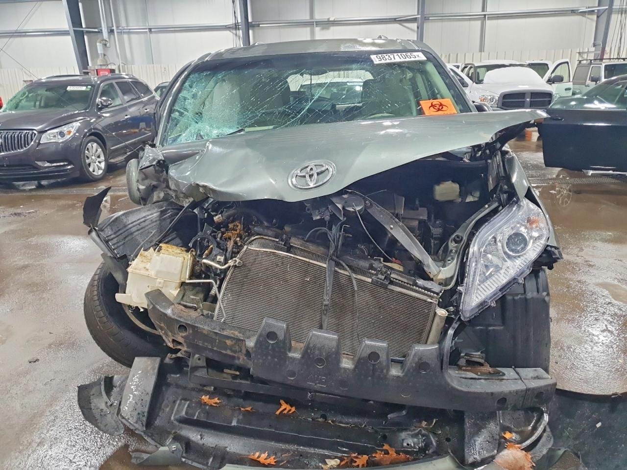 2014 TOYOTA SIENNA LE photo 5