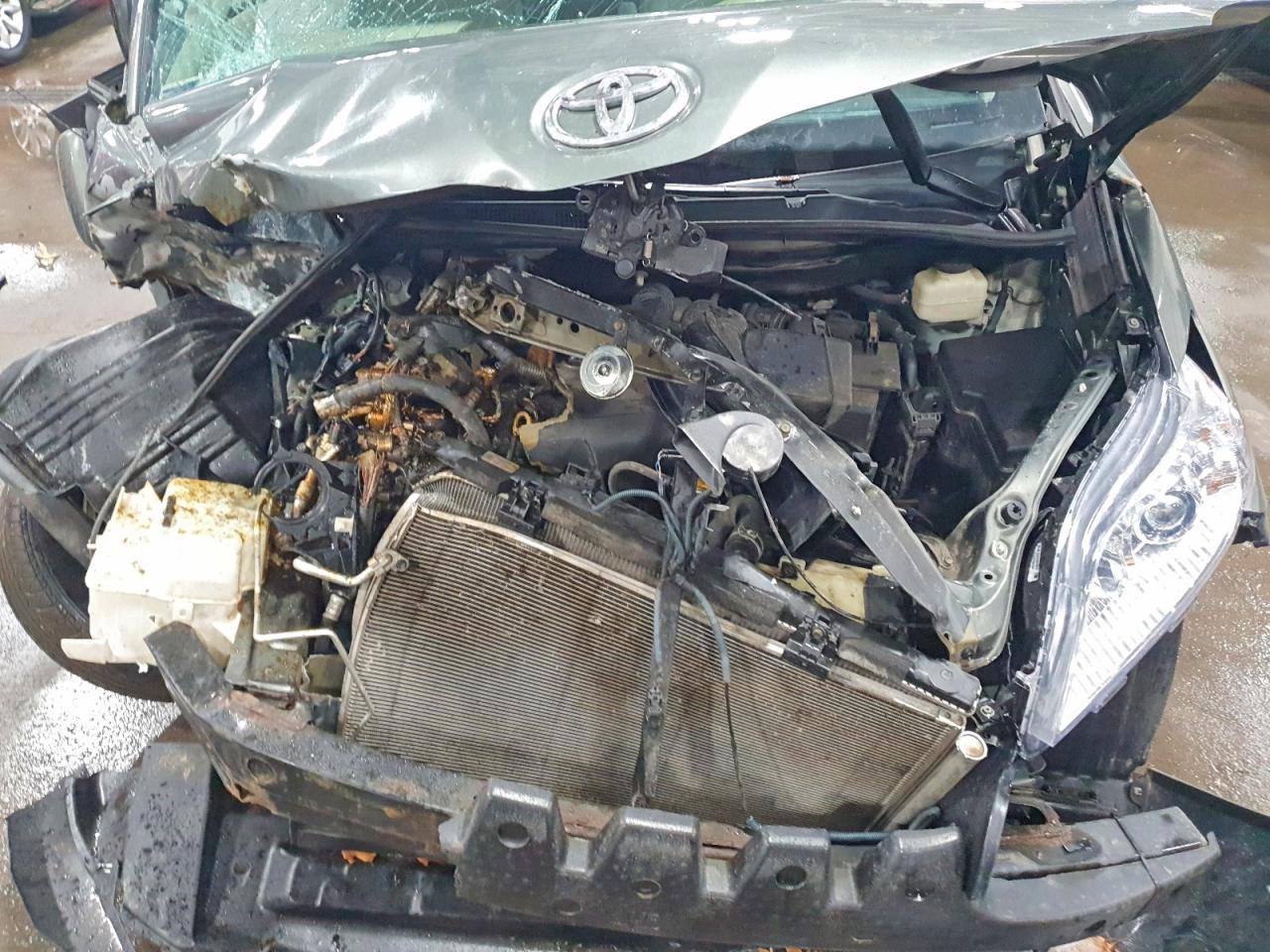 2014 TOYOTA SIENNA LE photo 11