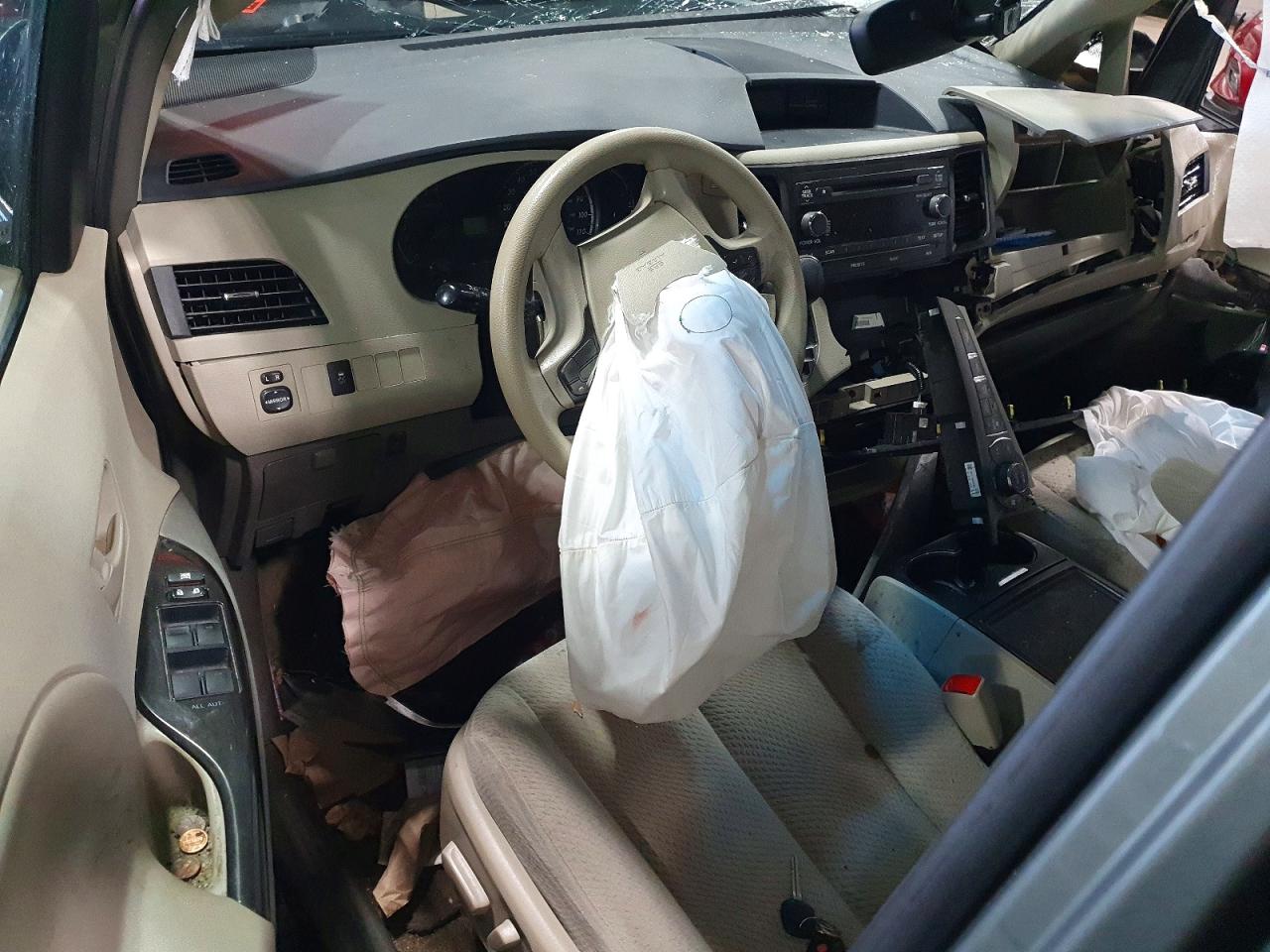 2014 TOYOTA SIENNA LE photo 8