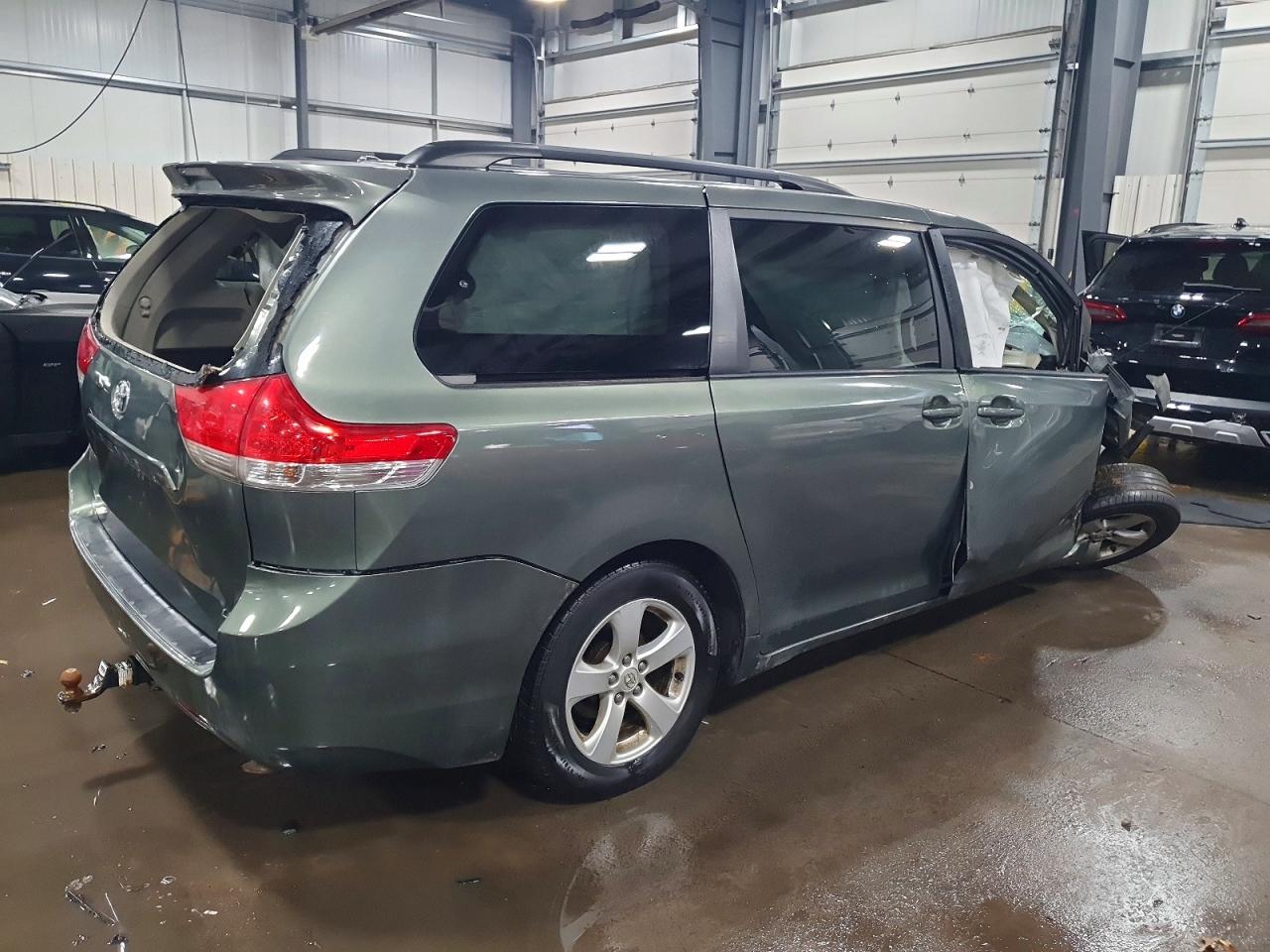 2014 TOYOTA SIENNA LE photo 3