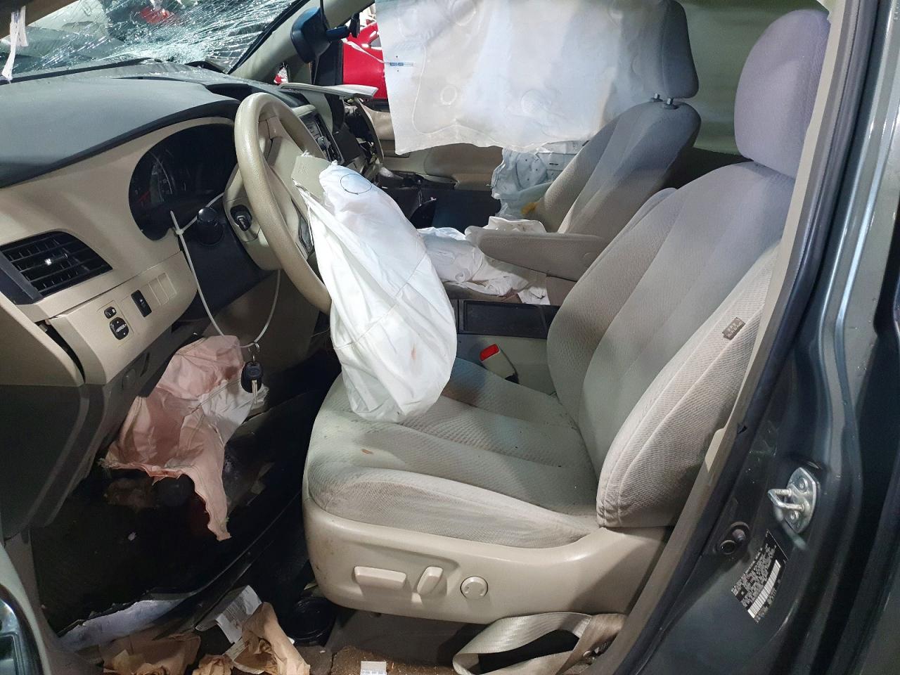 2014 TOYOTA SIENNA LE photo 7