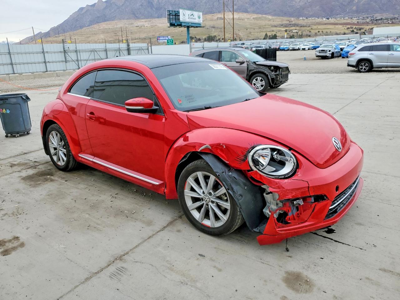 2018 VOLKSWAGEN BEETLE SE photo 4