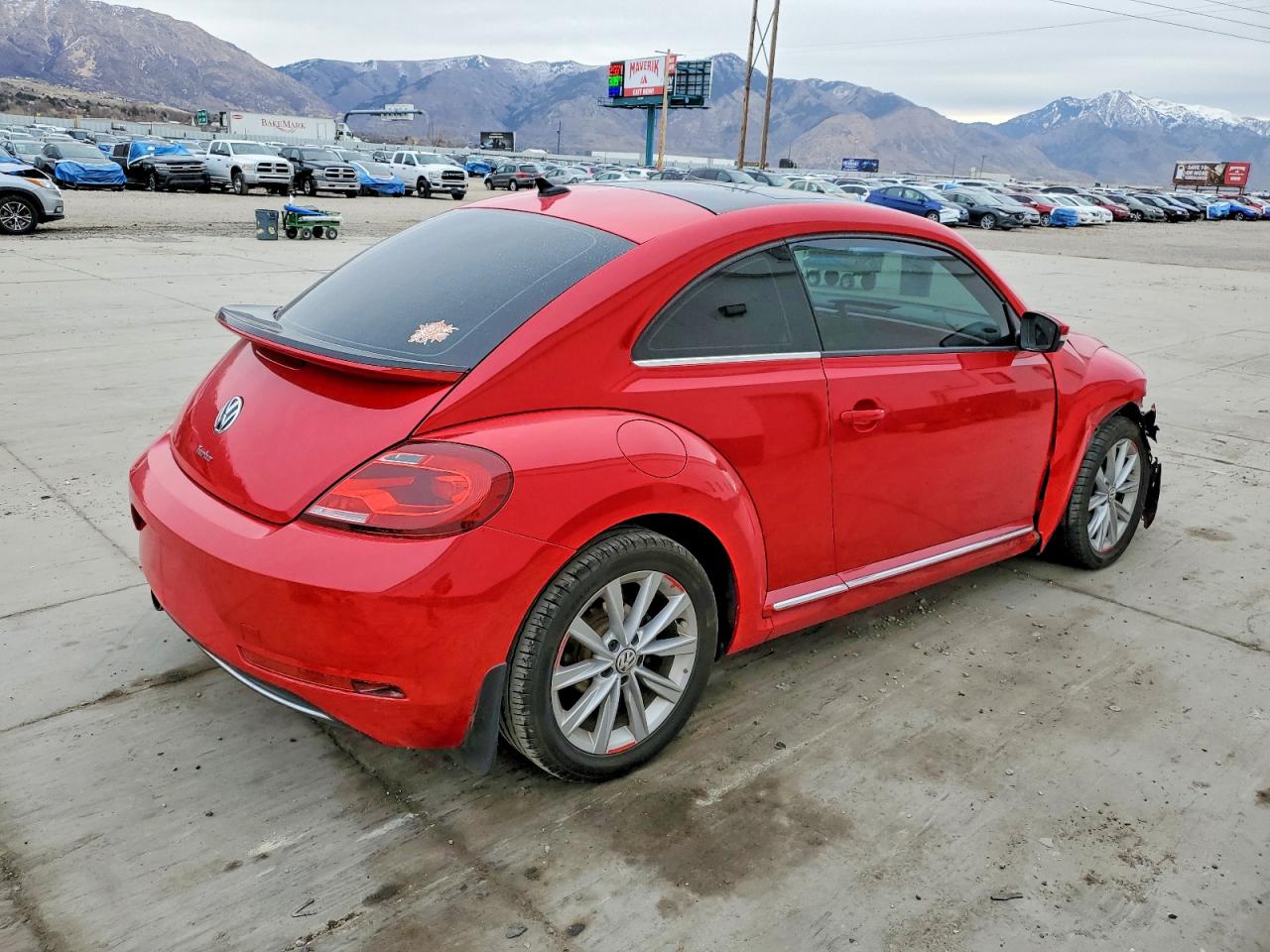 2018 VOLKSWAGEN BEETLE SE photo 3