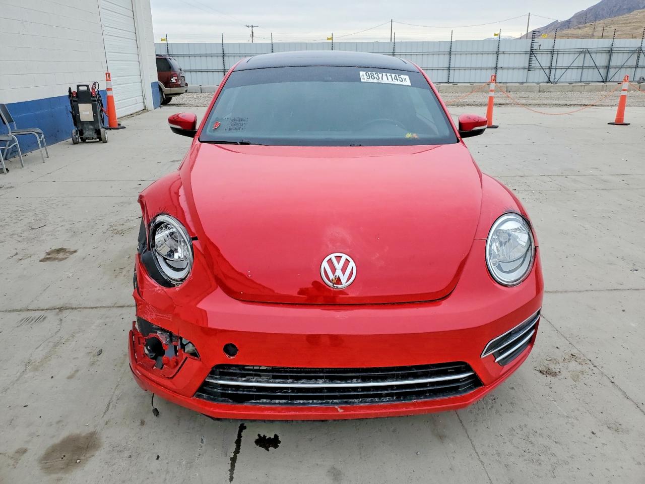 2018 VOLKSWAGEN BEETLE SE photo 5