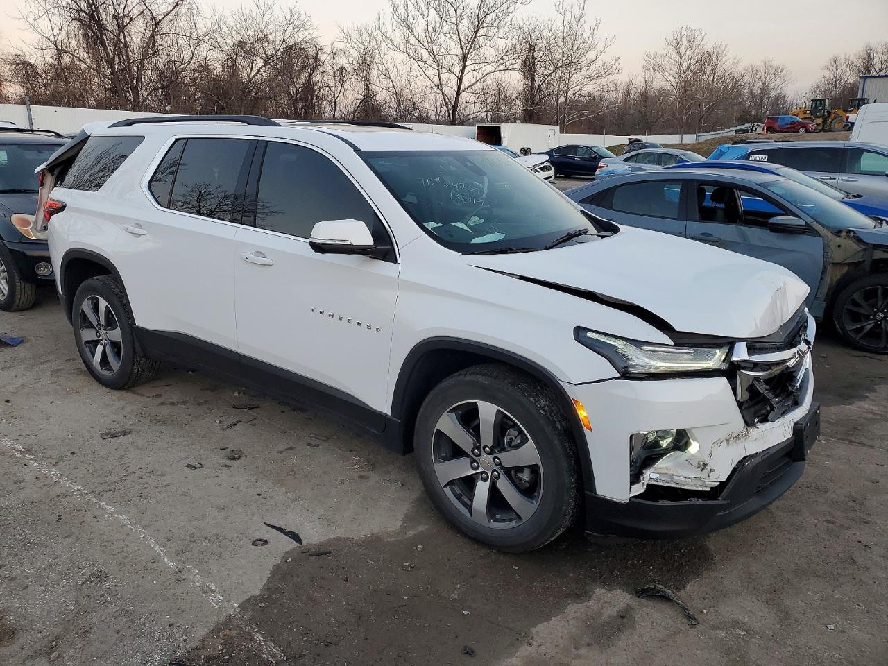 2023 CHEVROLET TRAVERSE LT photo 4