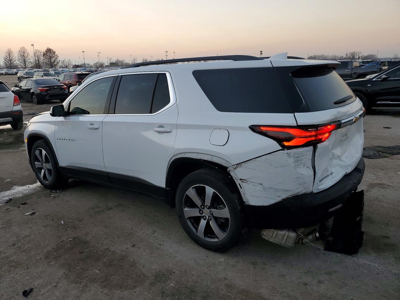 2023 CHEVROLET TRAVERSE LT photo 2