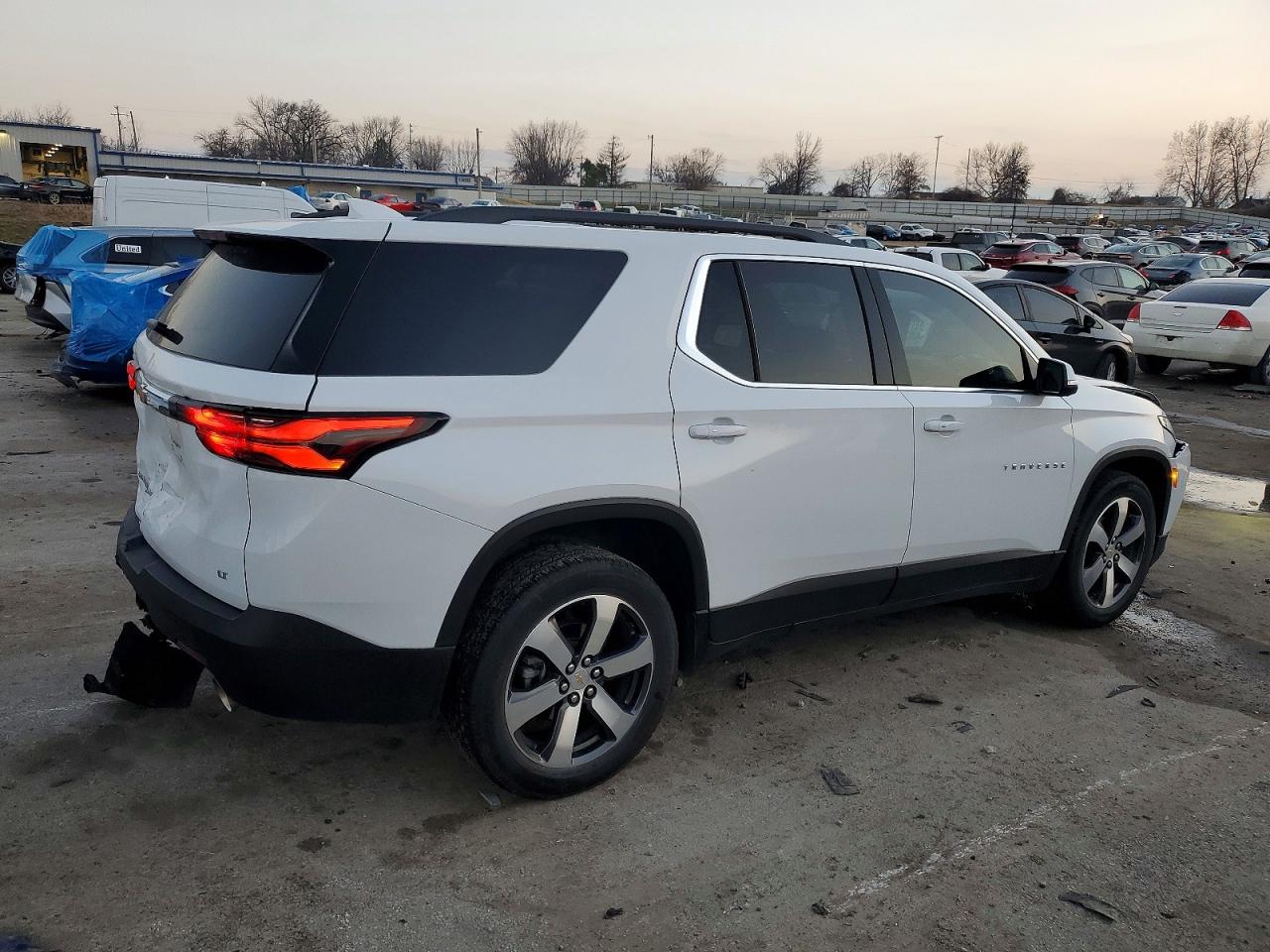 2023 CHEVROLET TRAVERSE LT photo 3
