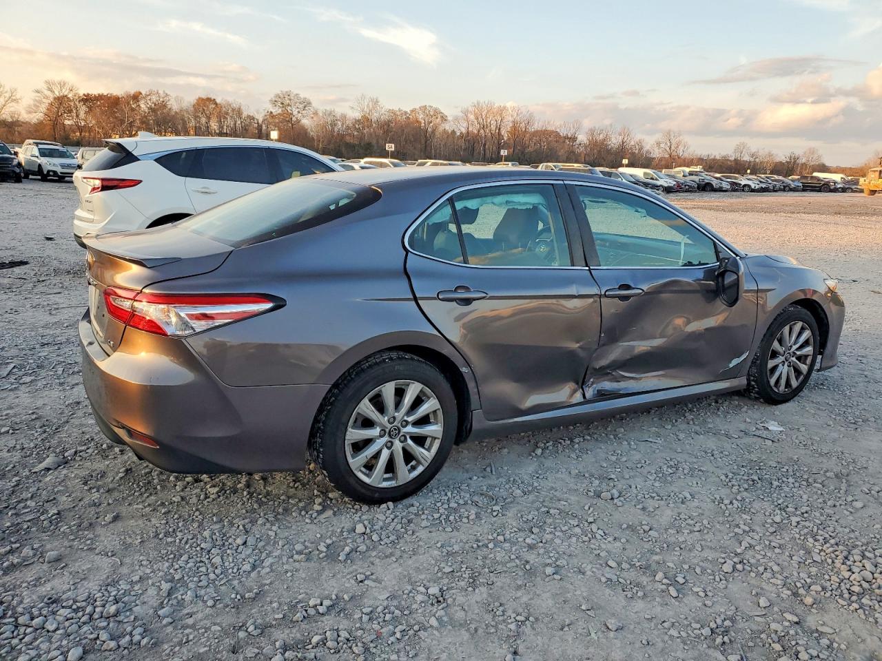 2018 TOYOTA CAMRY L photo 3