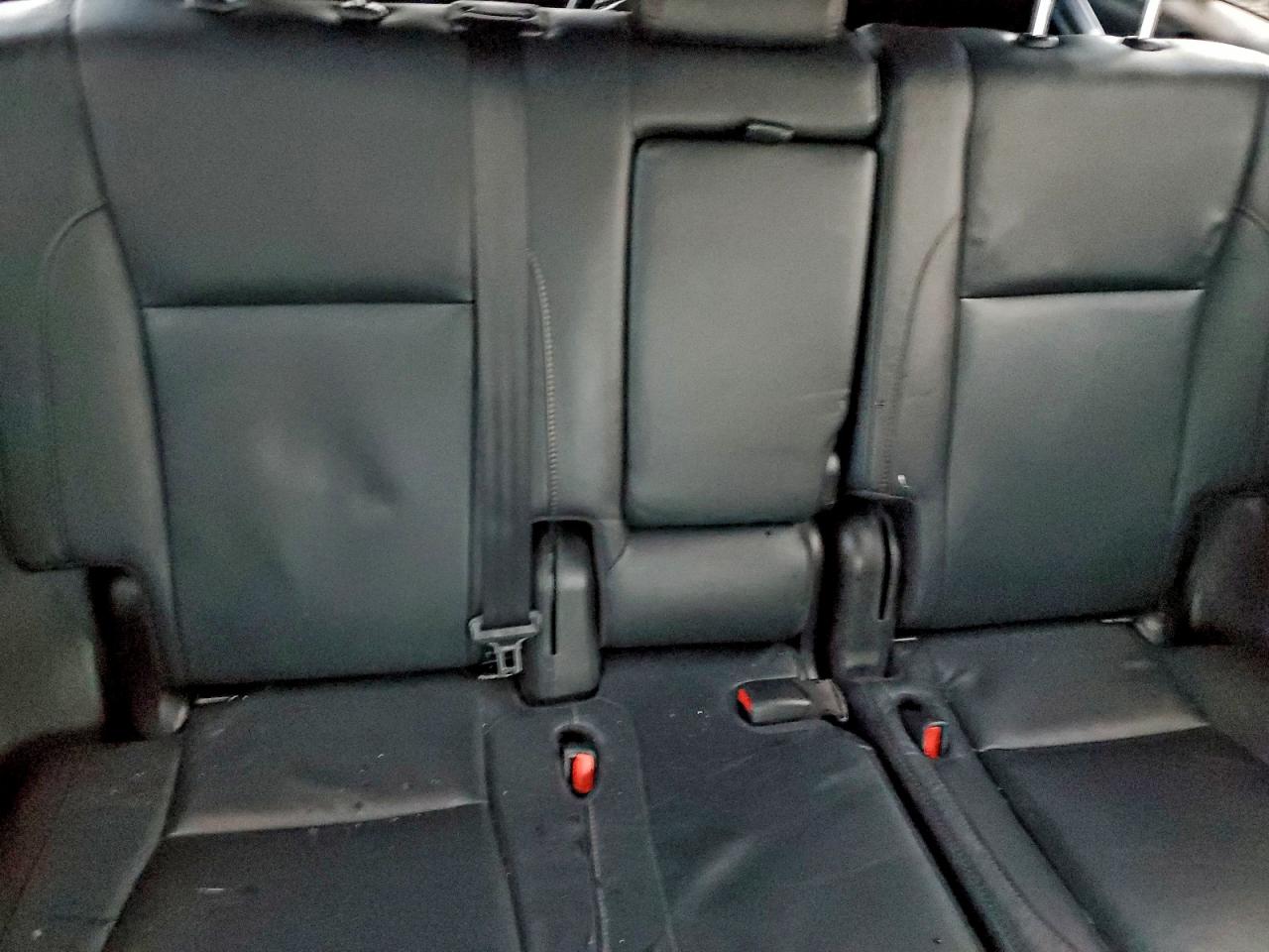 2017 TOYOTA HIGHLANDER SE photo 10