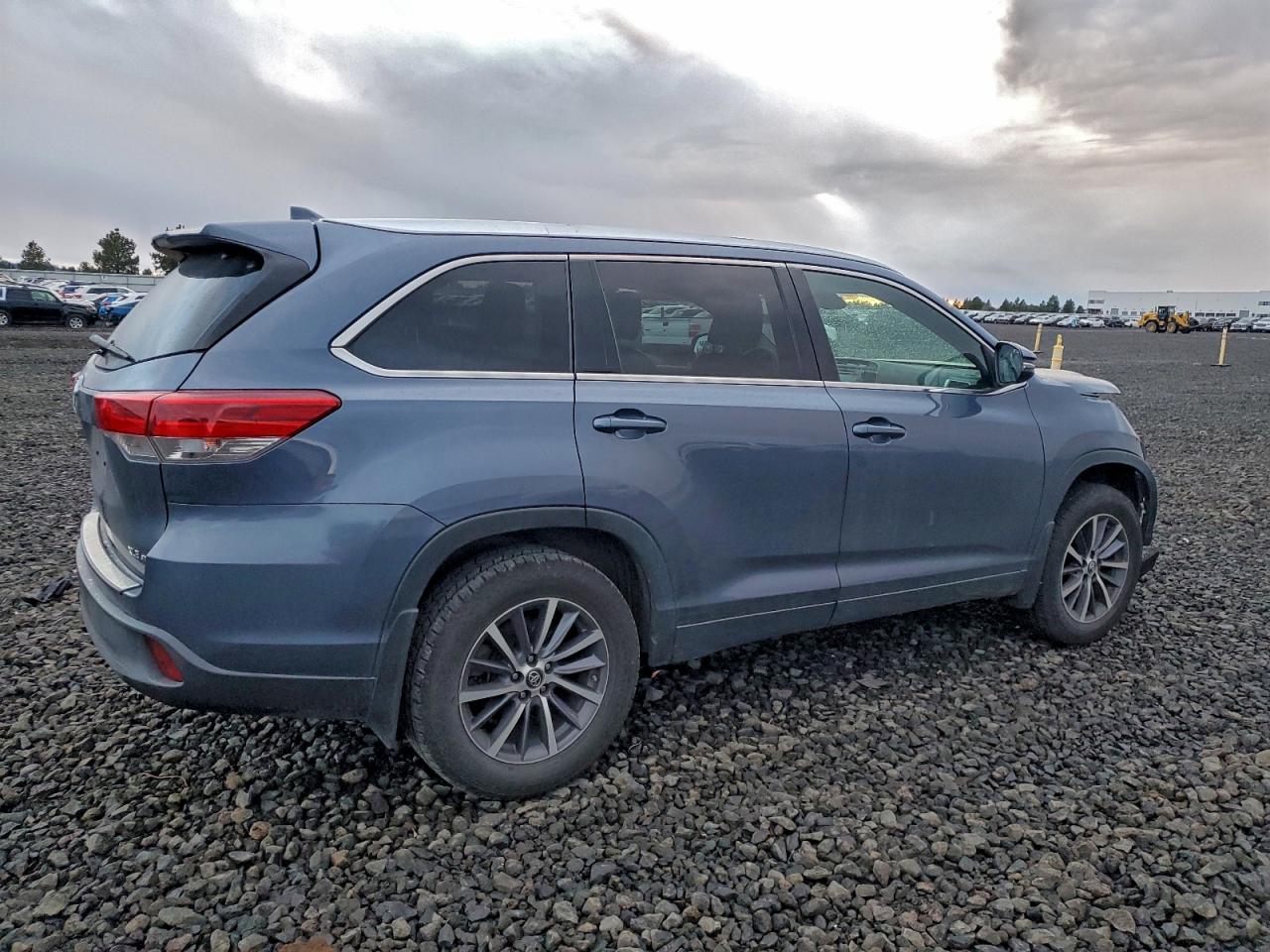 2017 TOYOTA HIGHLANDER SE photo 3