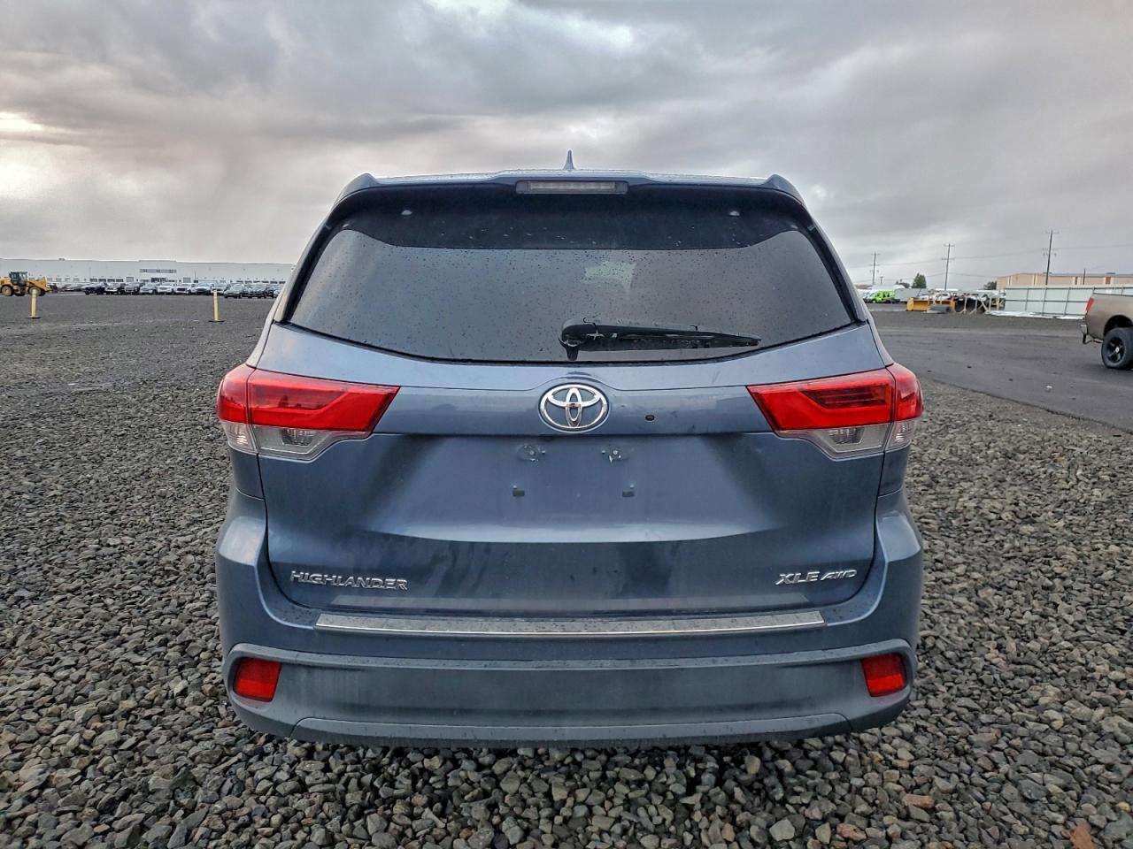 2017 TOYOTA HIGHLANDER SE photo 6