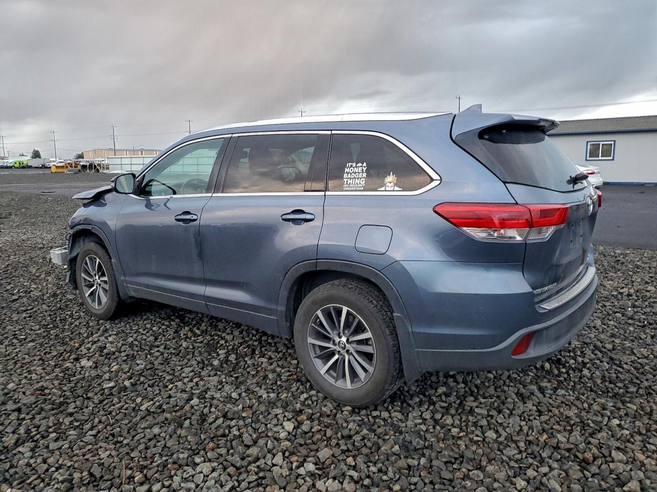 2017 TOYOTA HIGHLANDER SE photo 2