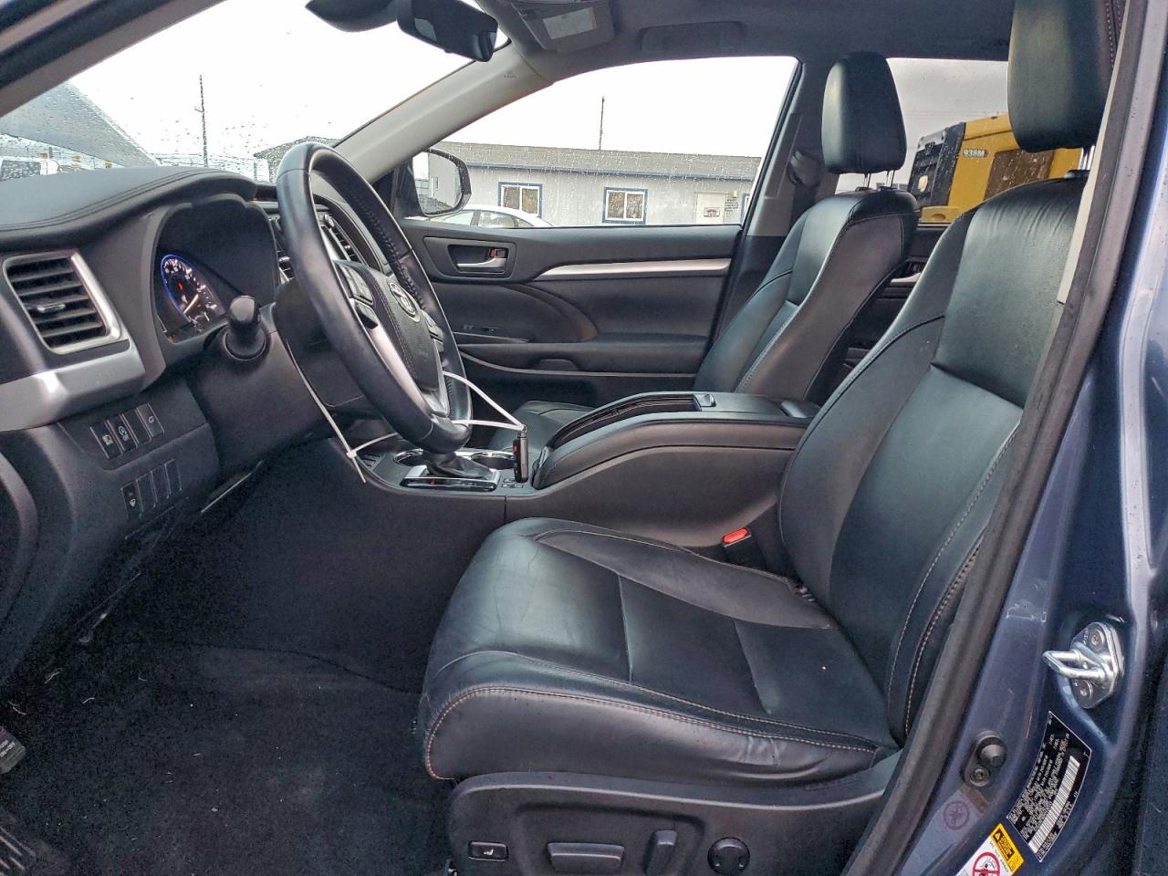 2017 TOYOTA HIGHLANDER SE photo 7