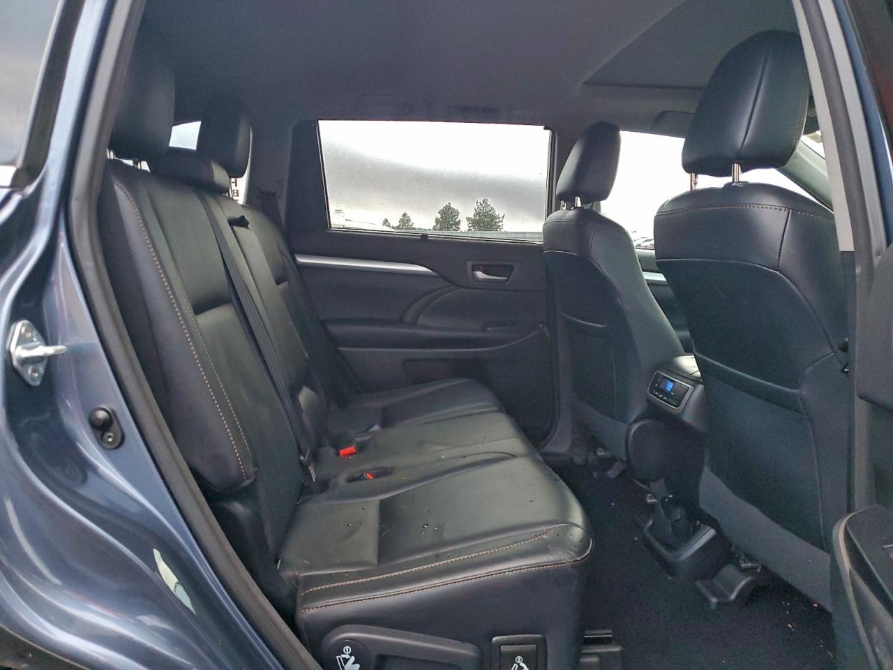2017 TOYOTA HIGHLANDER SE photo 11