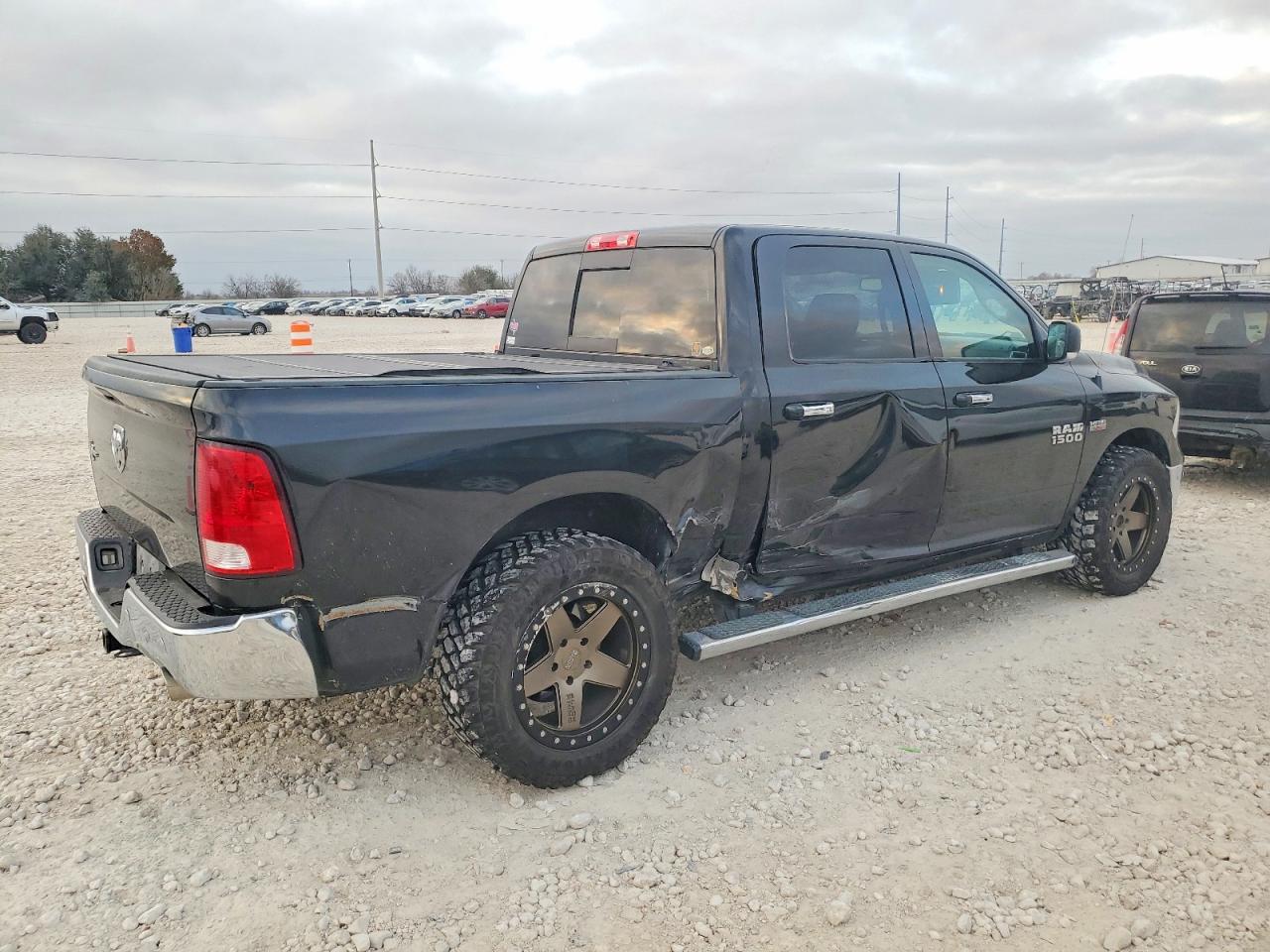 2016 RAM 1500 SLT photo 3
