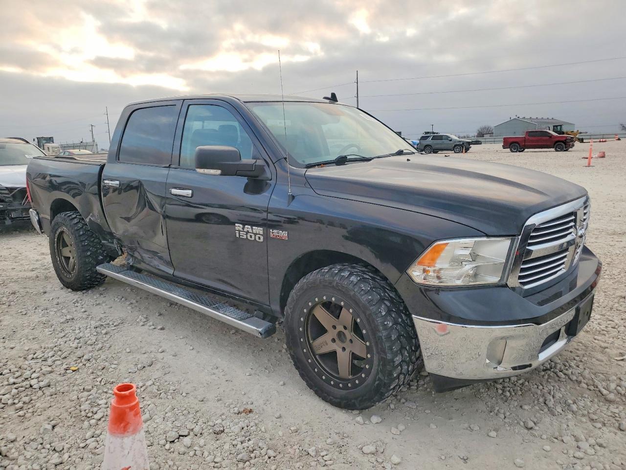2016 RAM 1500 SLT photo 4