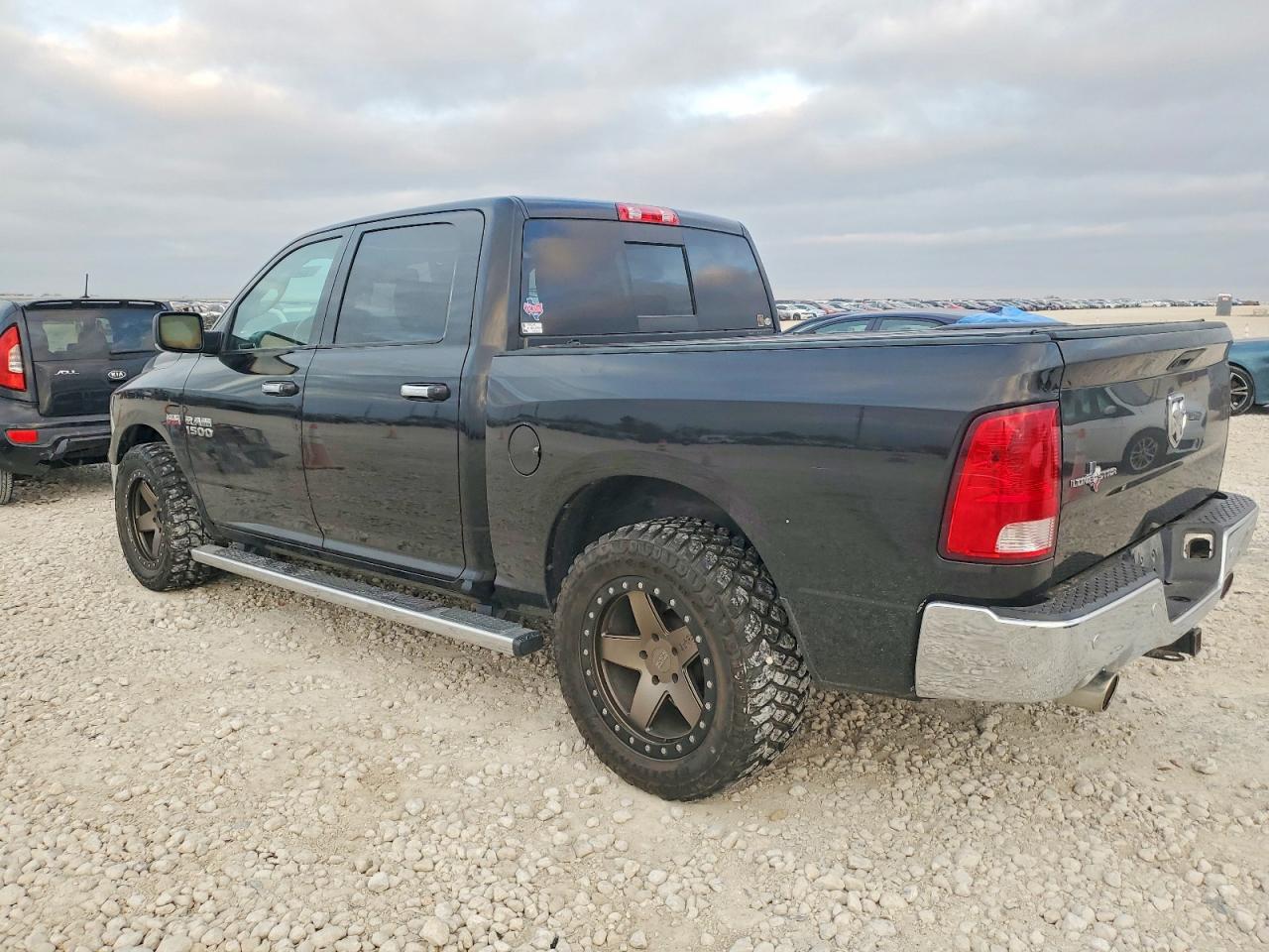 2016 RAM 1500 SLT photo 2