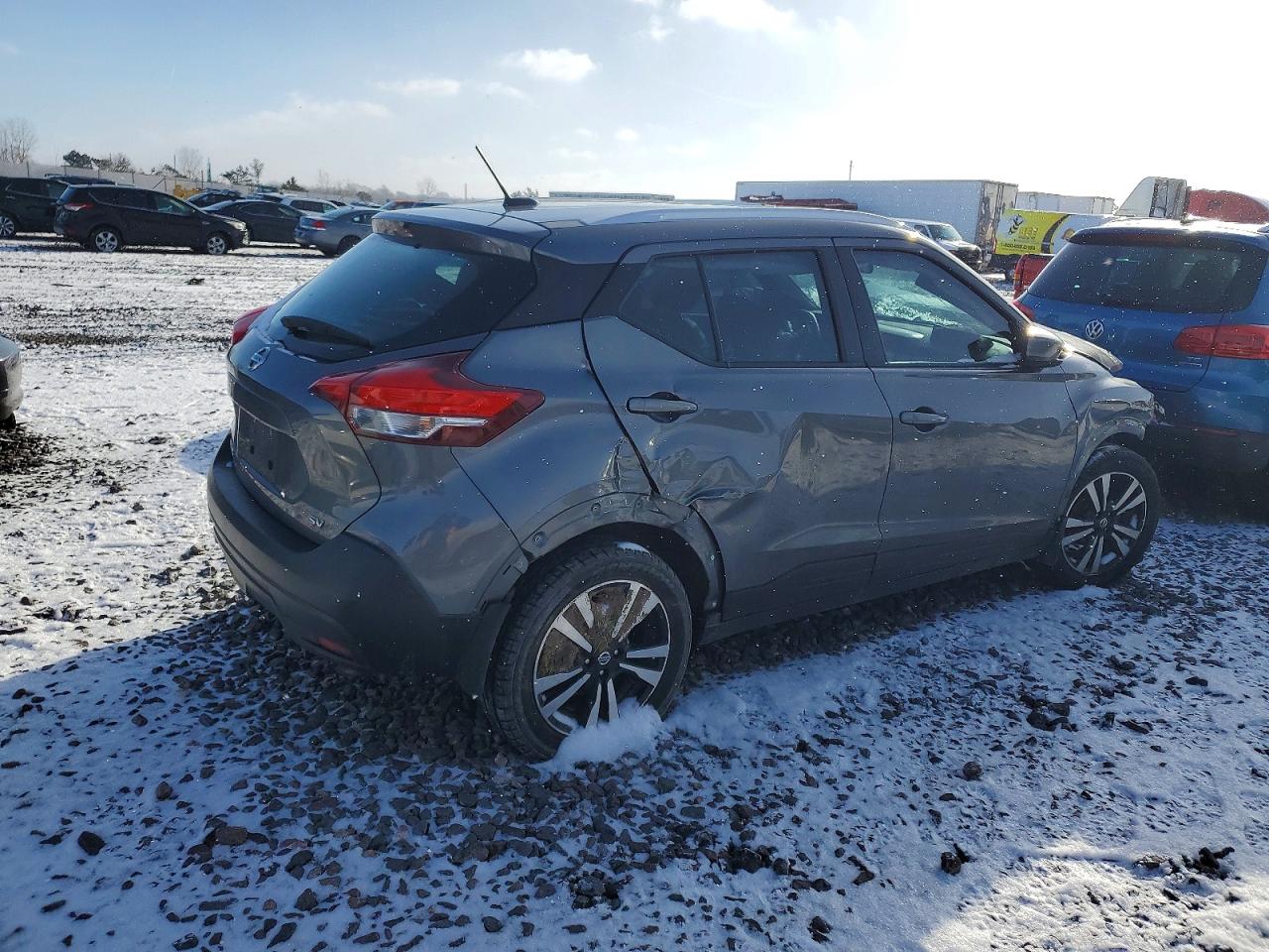 2019 NISSAN KICKS photo 3