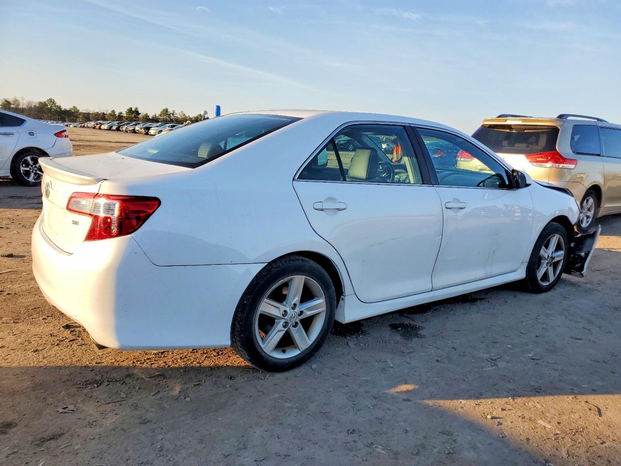 2014 TOYOTA CAMRY L photo 3