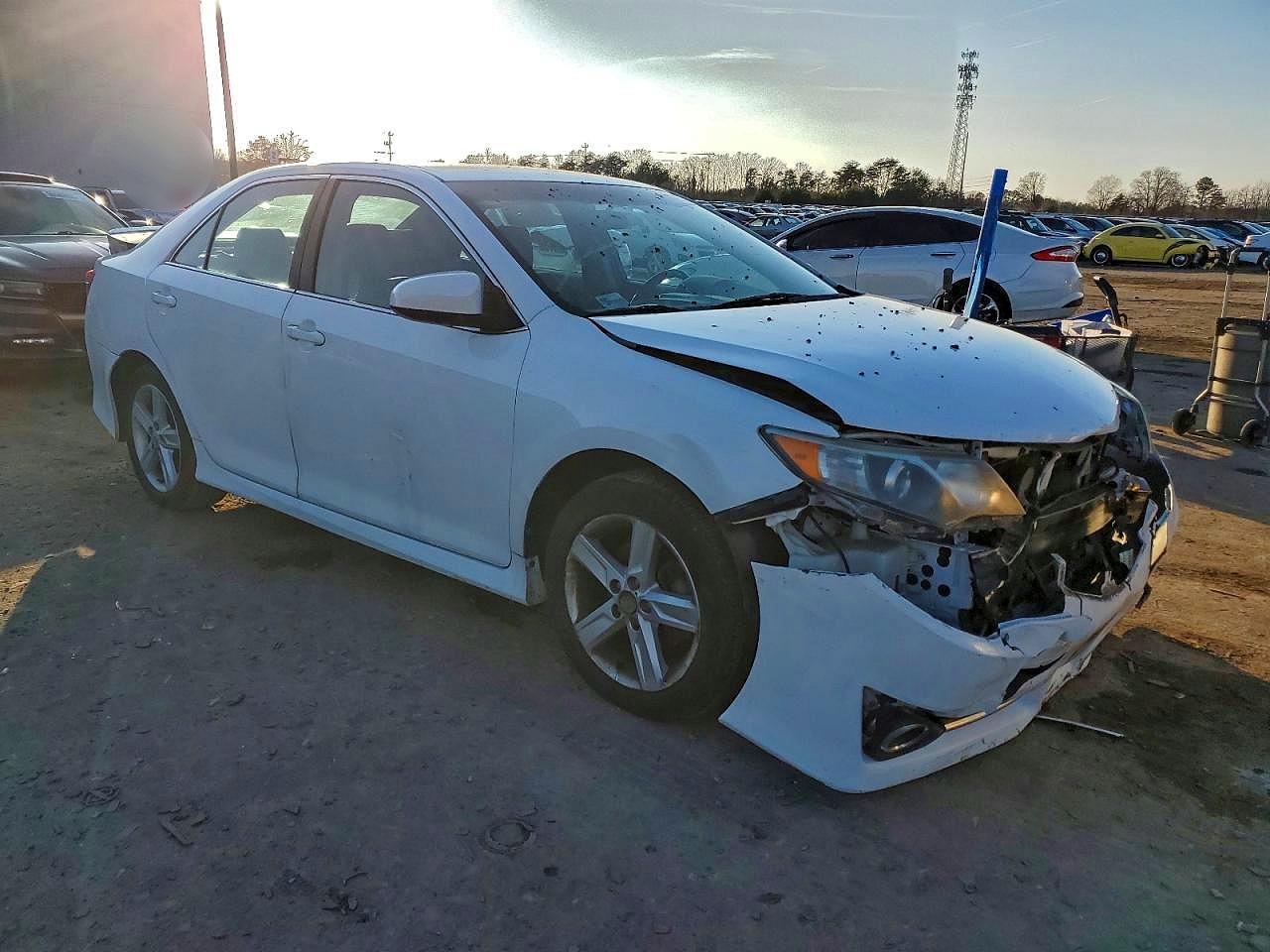 2014 TOYOTA CAMRY L photo 4