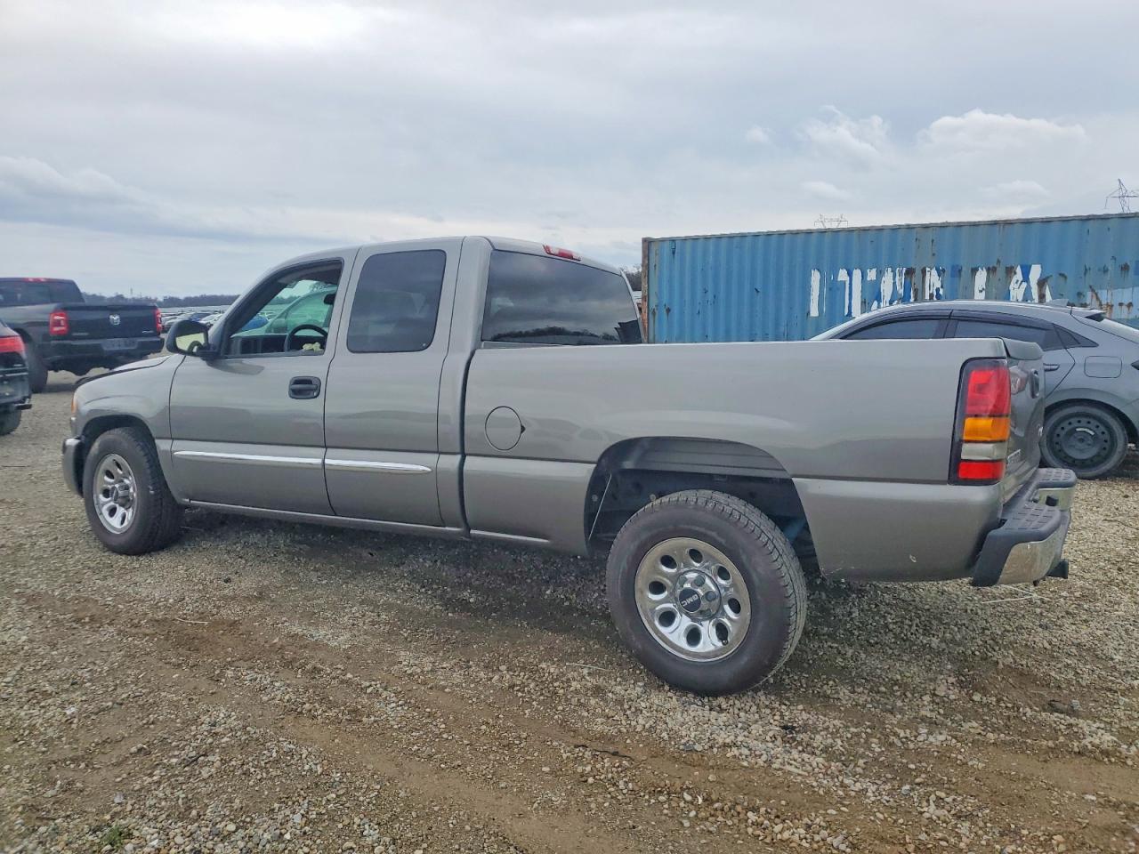 2006 GMC NEW SIERRA C1500 photo 2