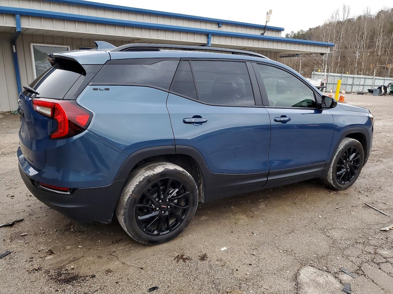 2024 GMC TERRAIN SLE photo 3