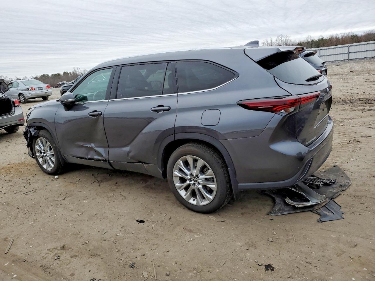 2024 TOYOTA HIGHLANDER LE photo 2