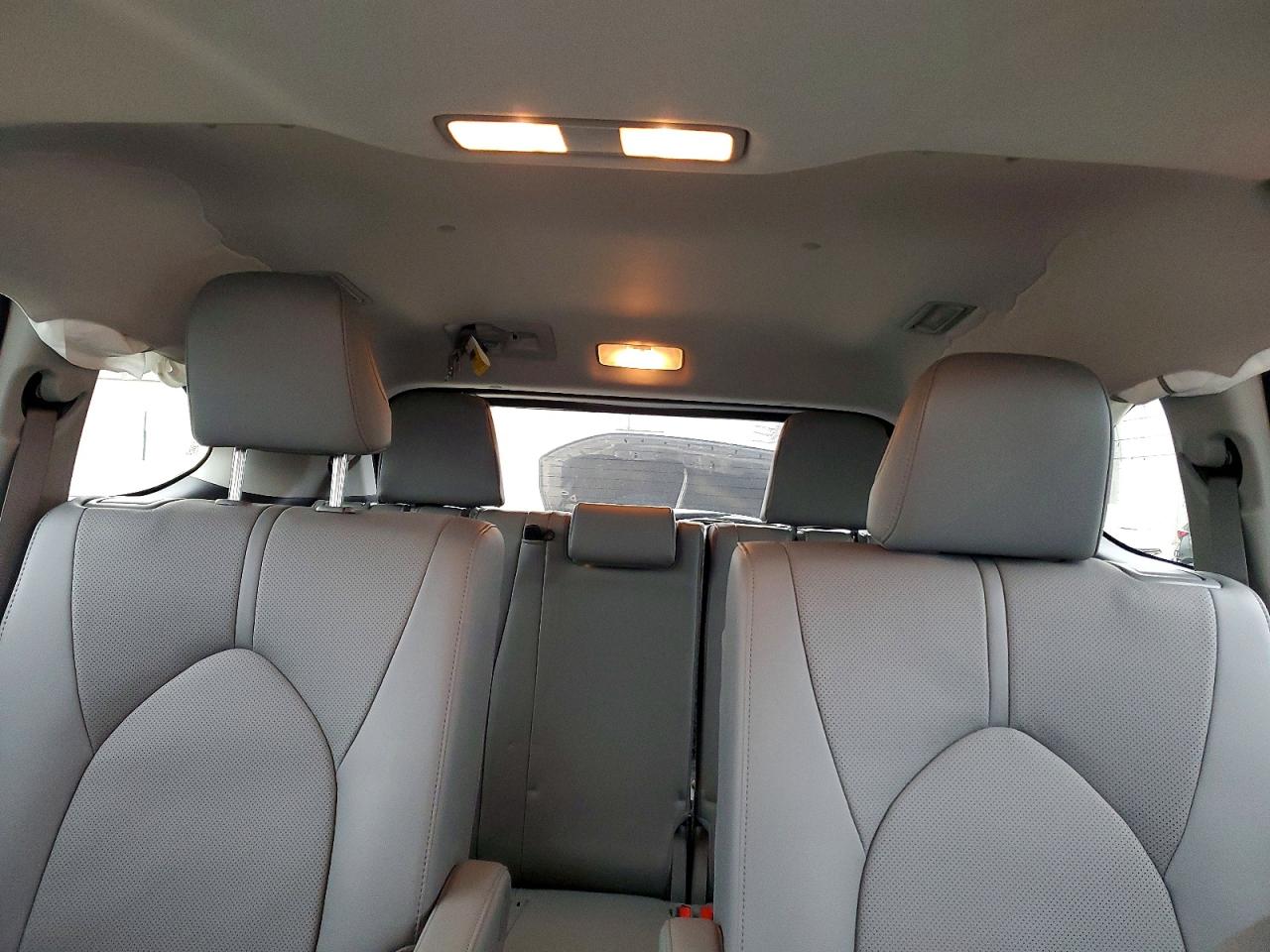 2024 TOYOTA HIGHLANDER LE photo 10