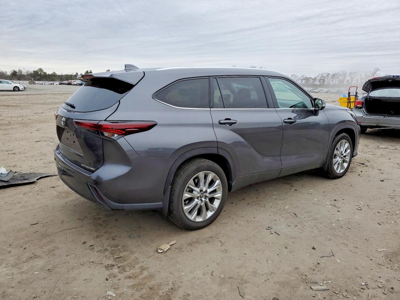 2024 TOYOTA HIGHLANDER LE photo 3