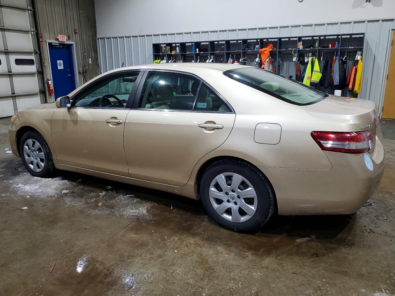 2010 TOYOTA CAMRY LE photo 2