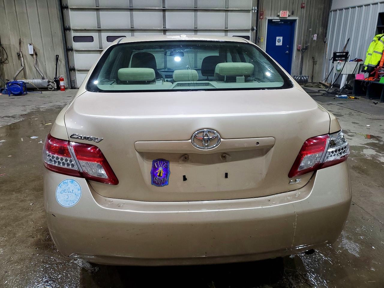 2010 TOYOTA CAMRY LE photo 6