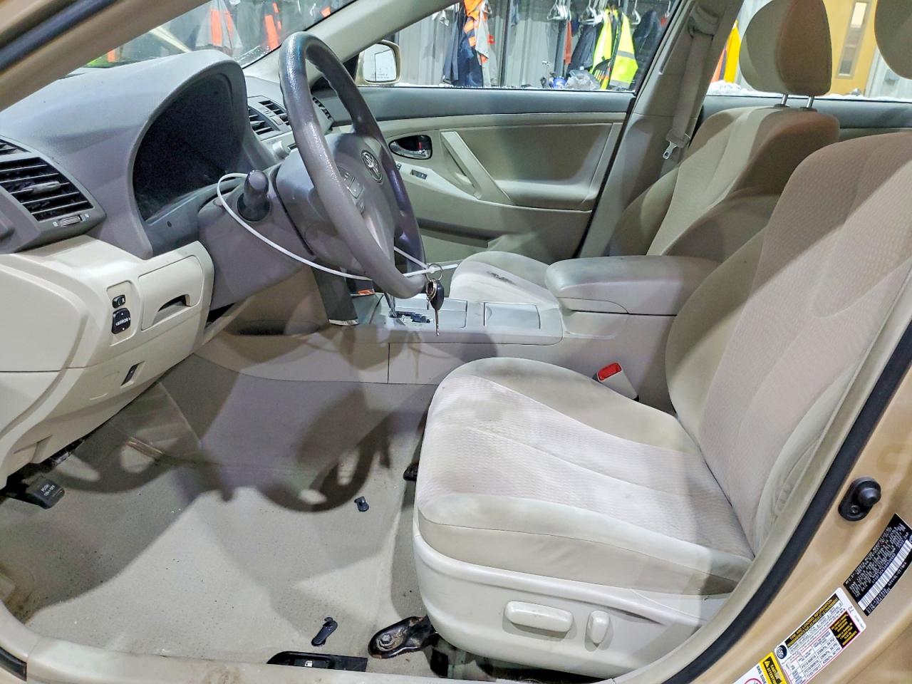 2010 TOYOTA CAMRY LE photo 7