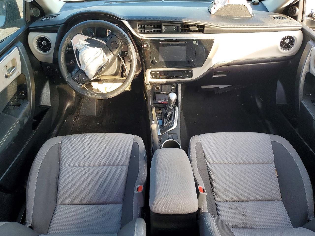 2018 TOYOTA COROLLA L photo 8