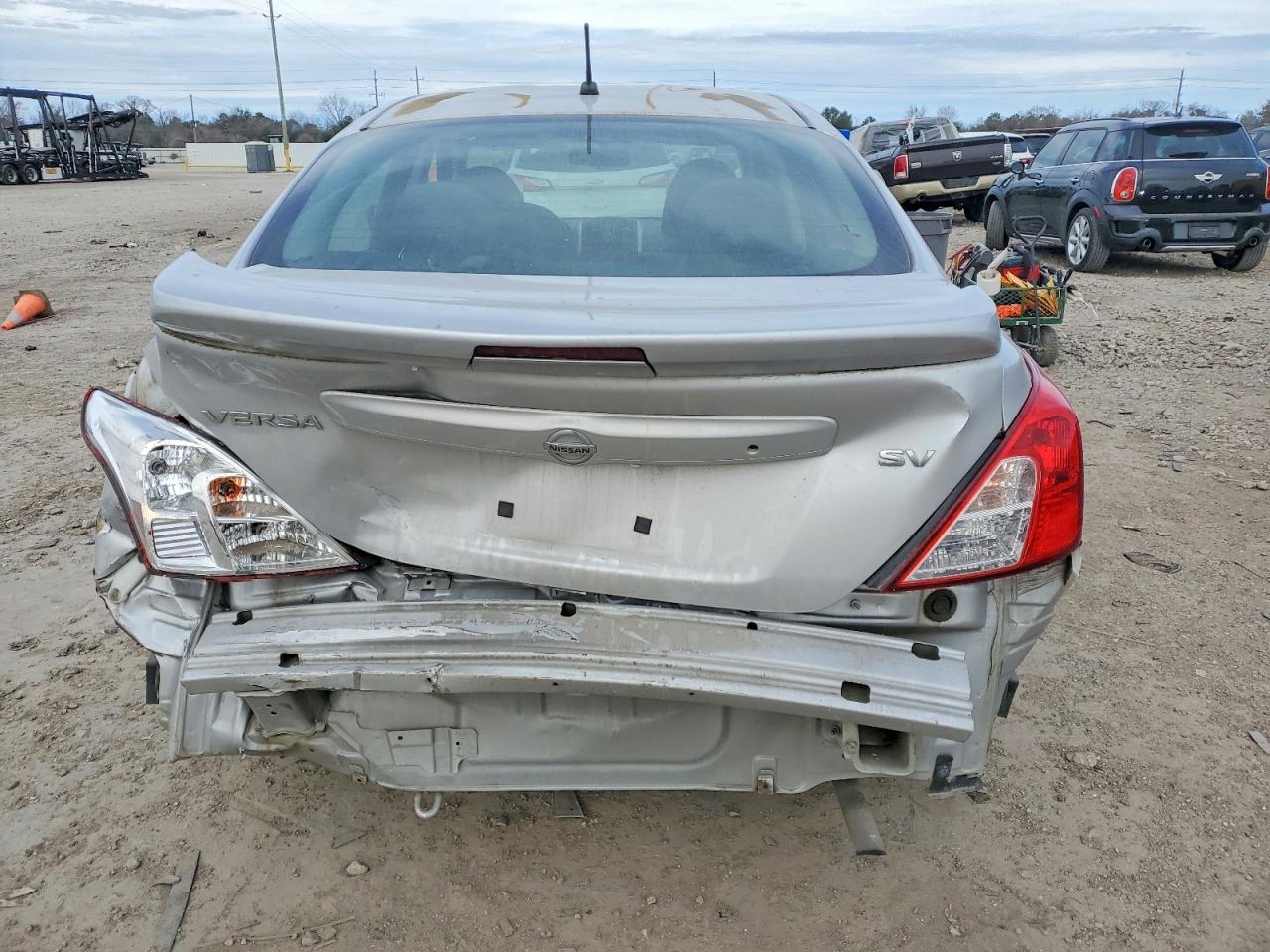 2019 NISSAN VERSA S photo 6
