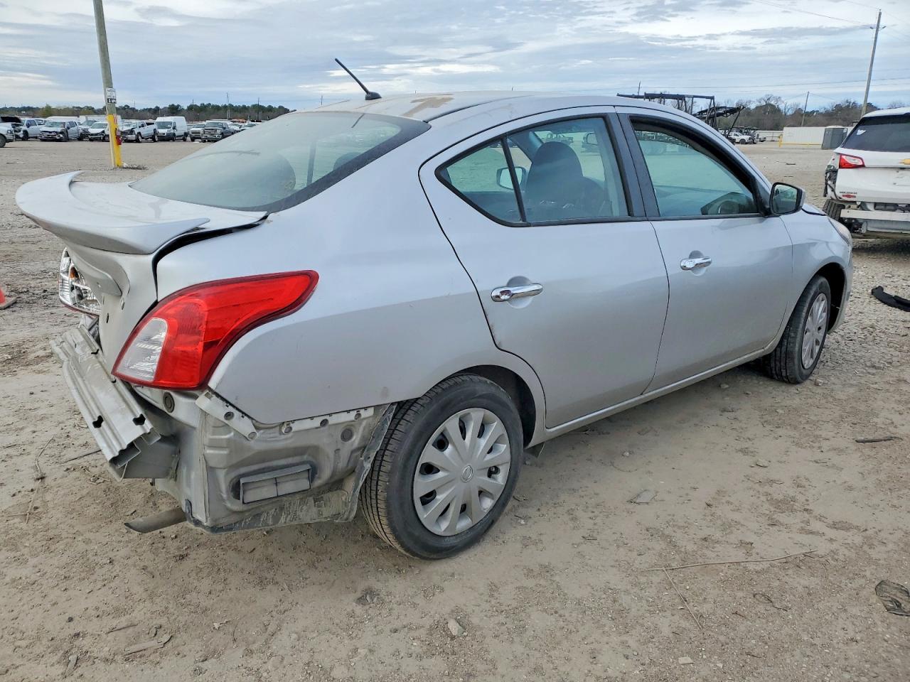2019 NISSAN VERSA S photo 3