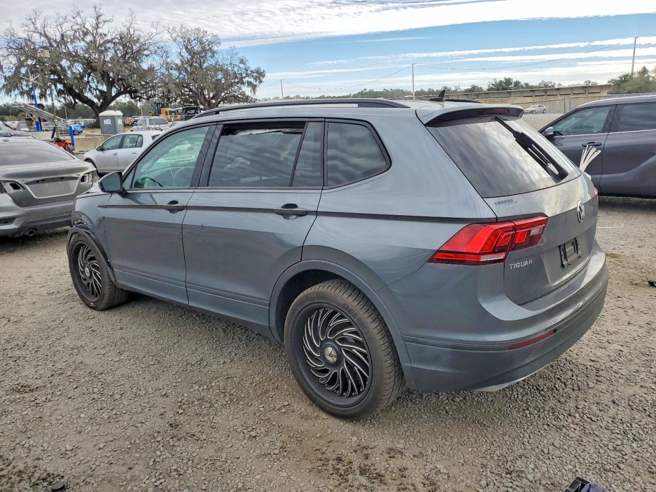 2021 VOLKSWAGEN TIGUAN S photo 4