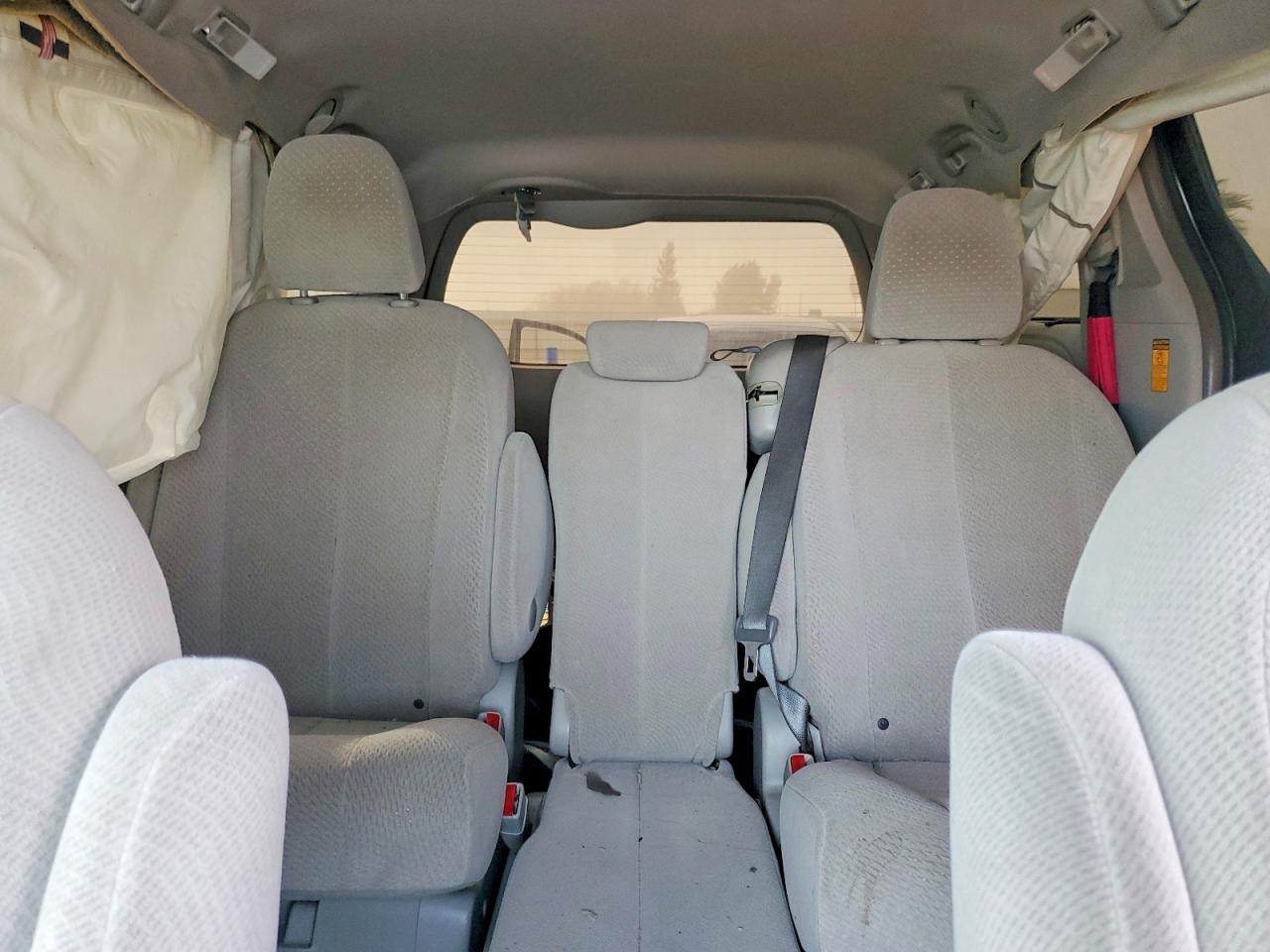 2014 TOYOTA SIENNA LE photo 10