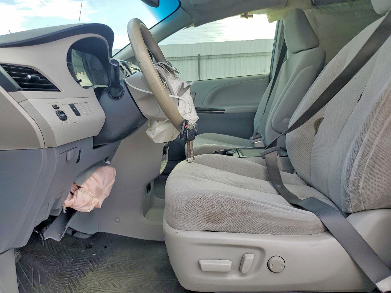2014 TOYOTA SIENNA LE photo 7