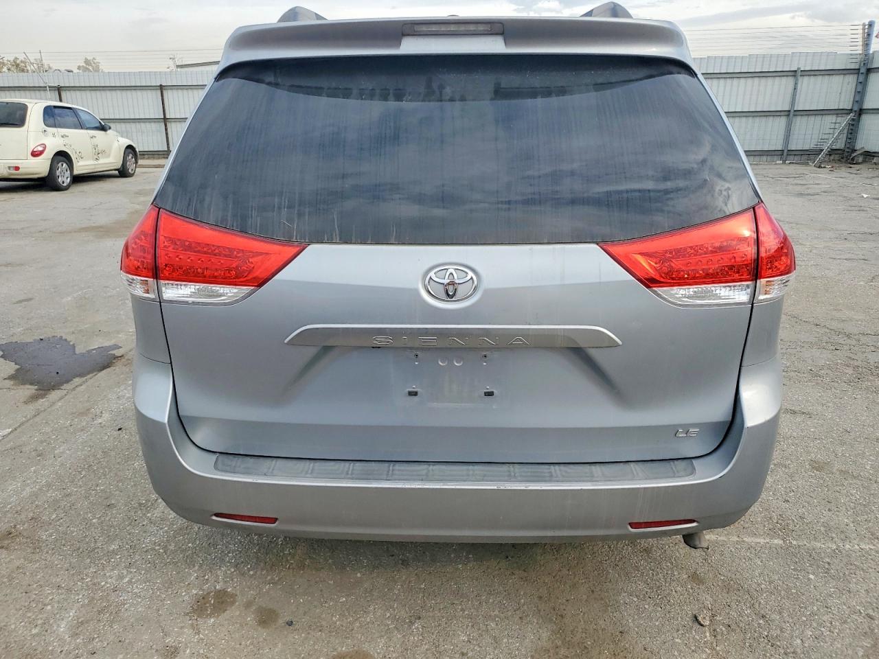 2014 TOYOTA SIENNA LE photo 6