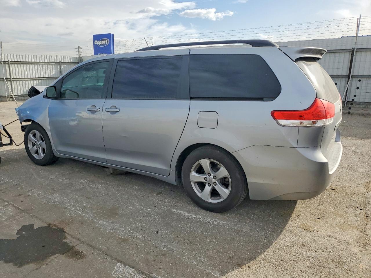 2014 TOYOTA SIENNA LE photo 2