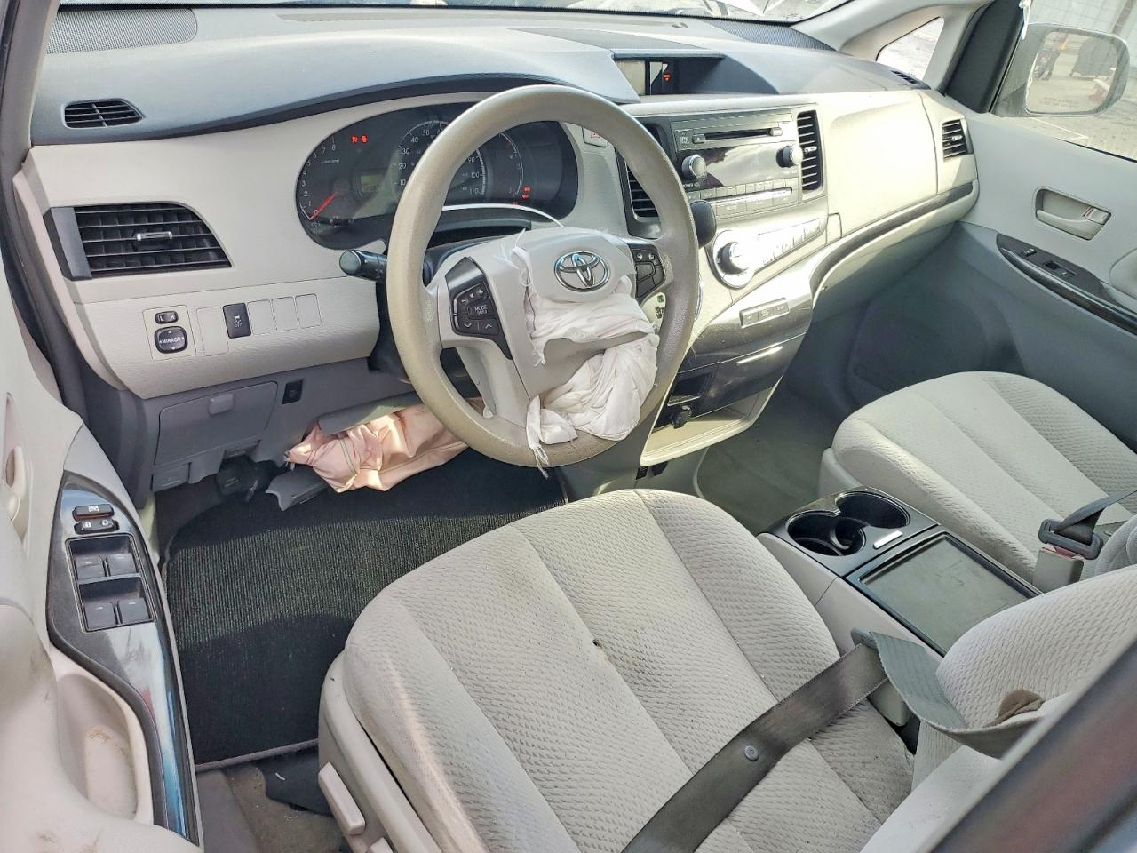 2014 TOYOTA SIENNA LE photo 8