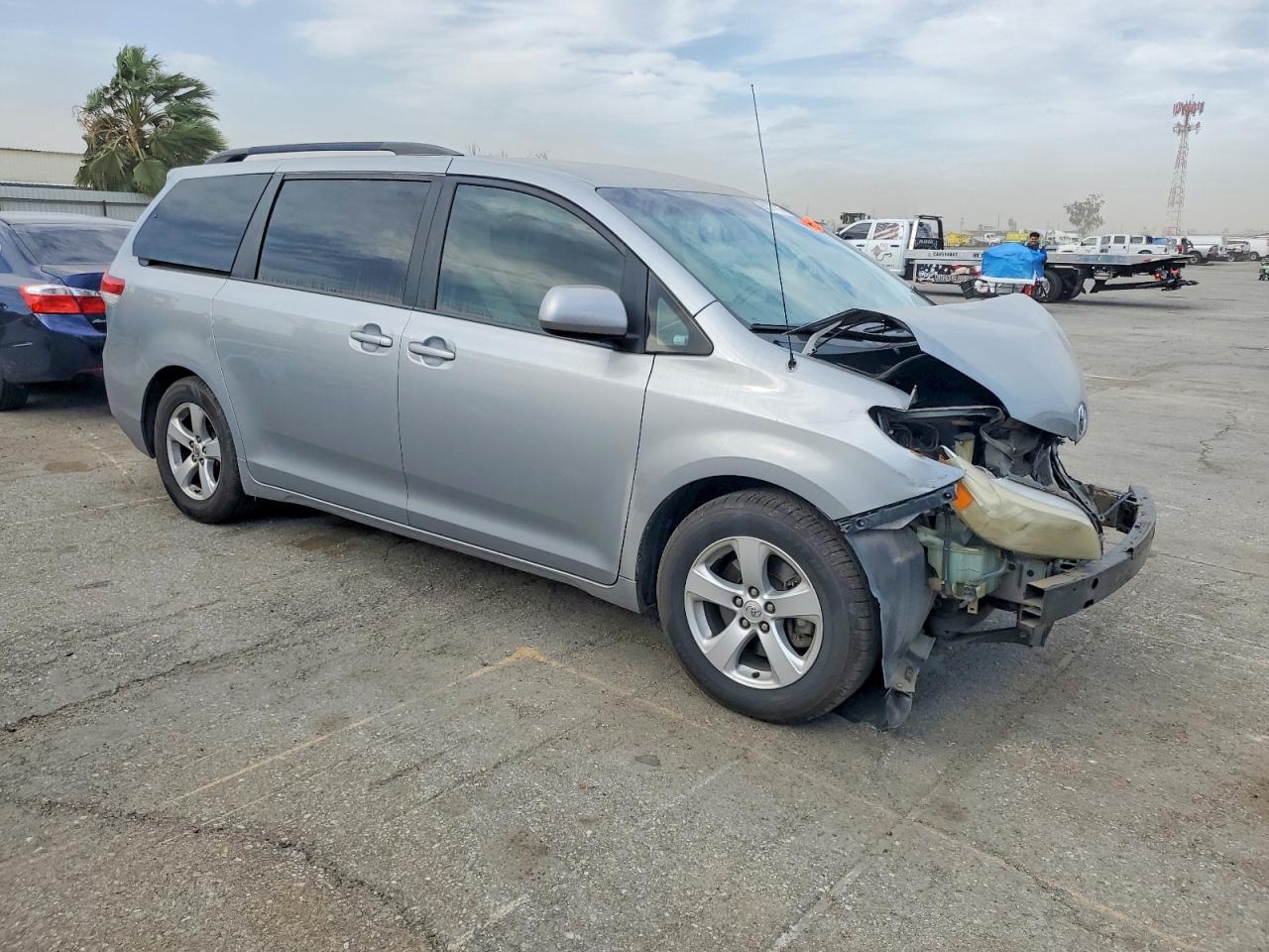 2014 TOYOTA SIENNA LE photo 4