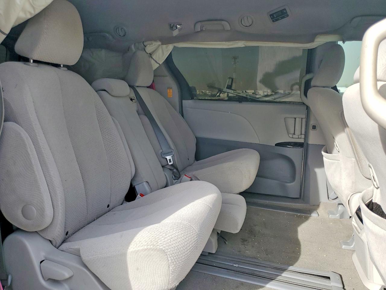 2014 TOYOTA SIENNA LE photo 11